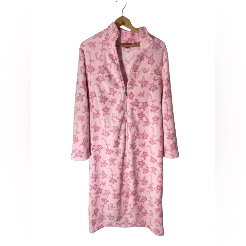 C31- Croft & Barrow Women’s Medium Zip Robe house coat